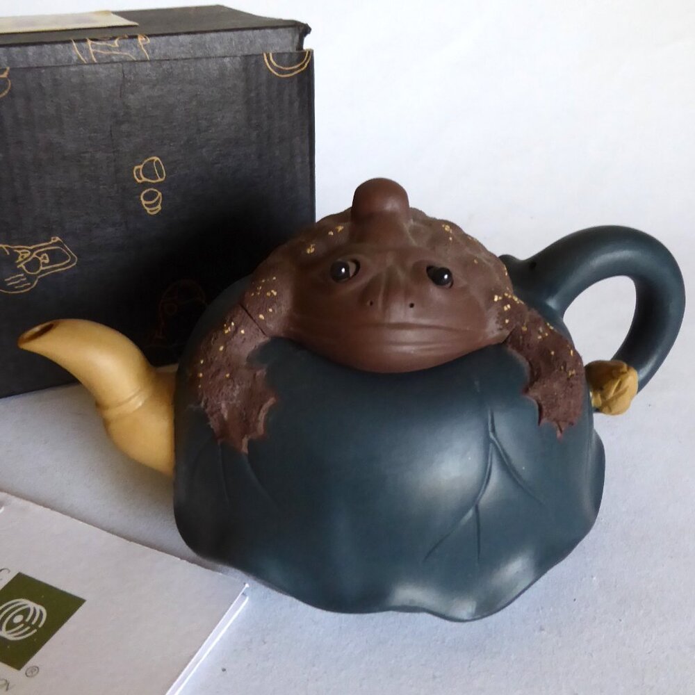 VINTAGE NEW TRADITIONAL CHINESE YIXING ZISHA TOAD FROG HANDMADE CLAY TEAPOT